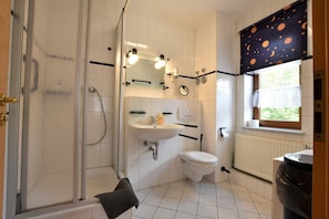 Appartement Élite, 1 chambre | Salle de bain | Douche, séchoir à cheveux