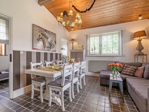 Classic House, 2 Bedrooms | Dining