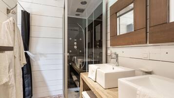 Classic House, 2 Bedrooms | Bathroom | Bathtub