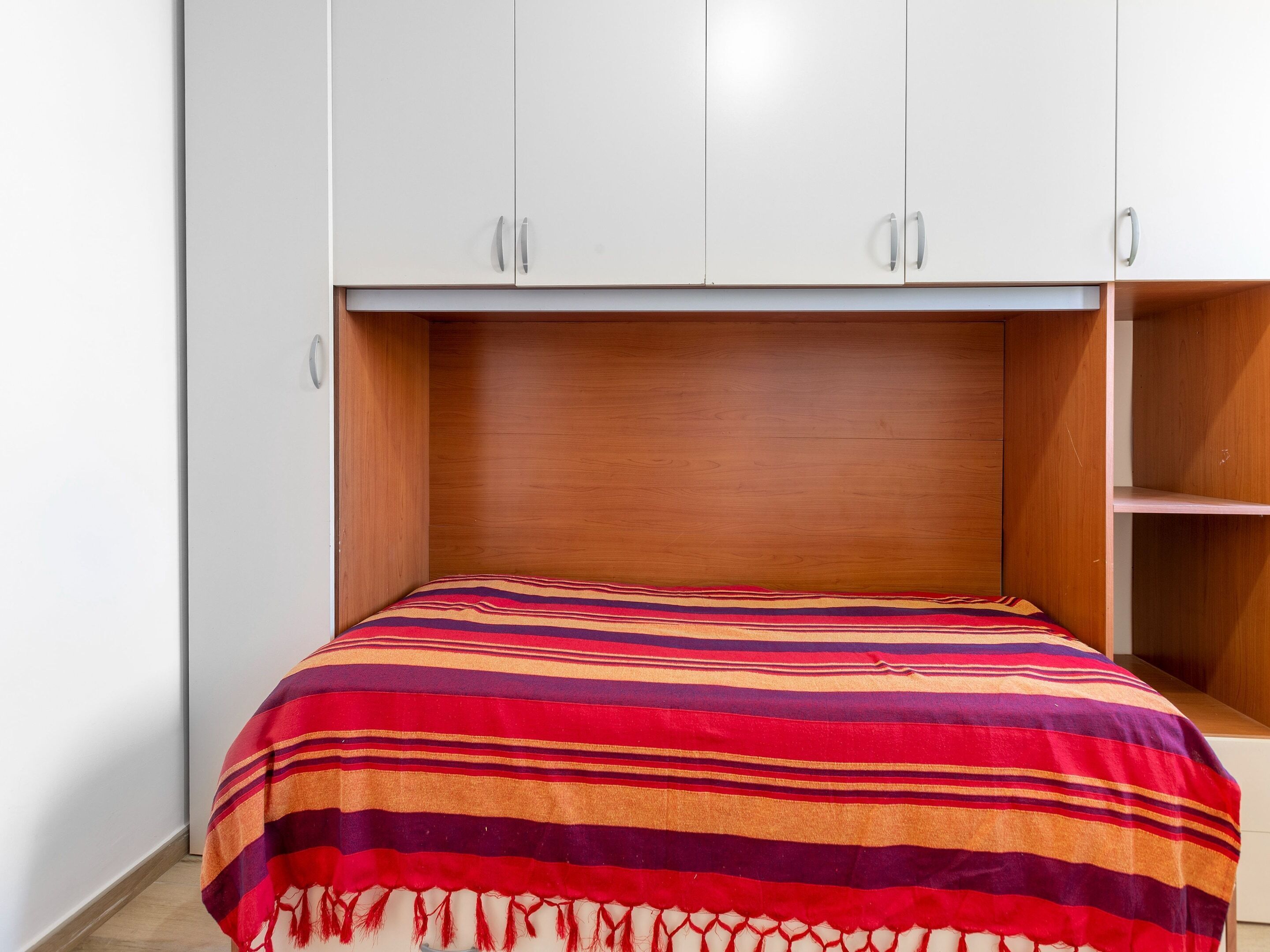 8 habitaciones, muebles diferentes y ropa de cama 