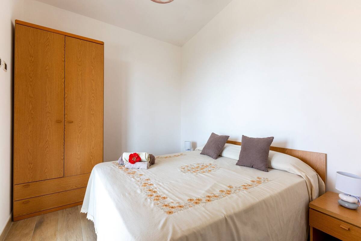 8 bedrooms, individually furnished, bed sheets