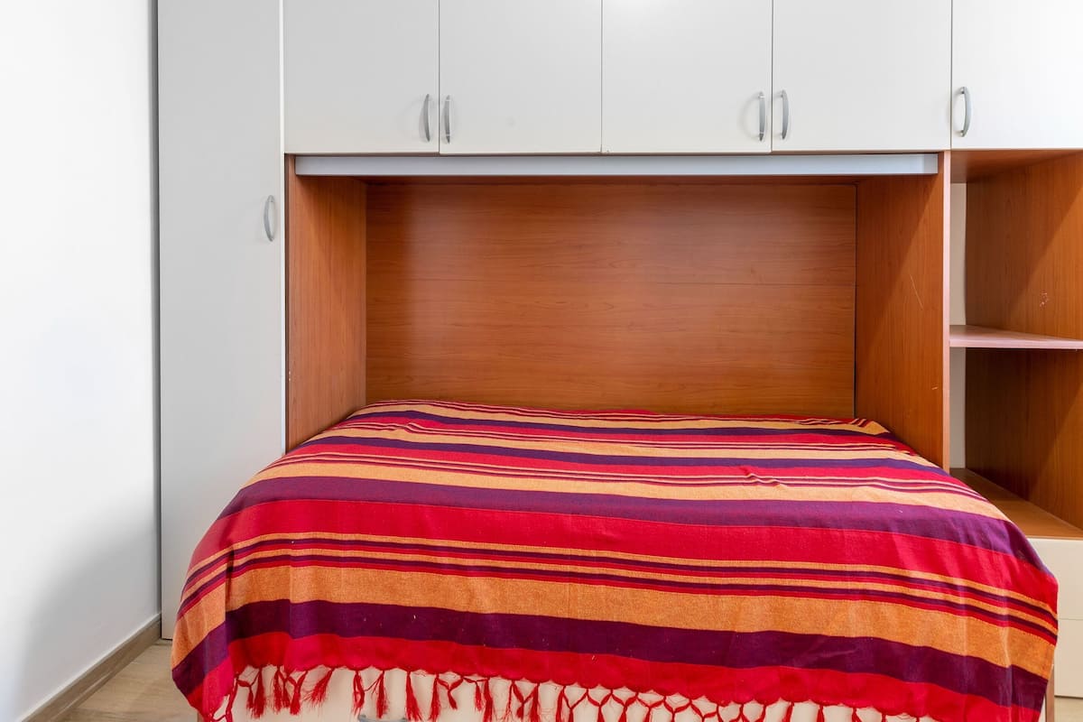 3 camere, con arredamento individuale, lenzuola