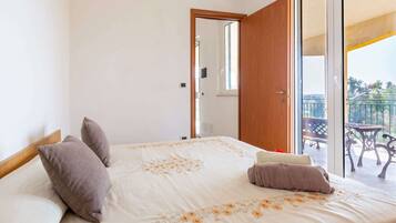 Classic Villa, 3 Bedrooms | 8 bilik tidur, dilengkapkan perabot secara berasingan, cadar katil