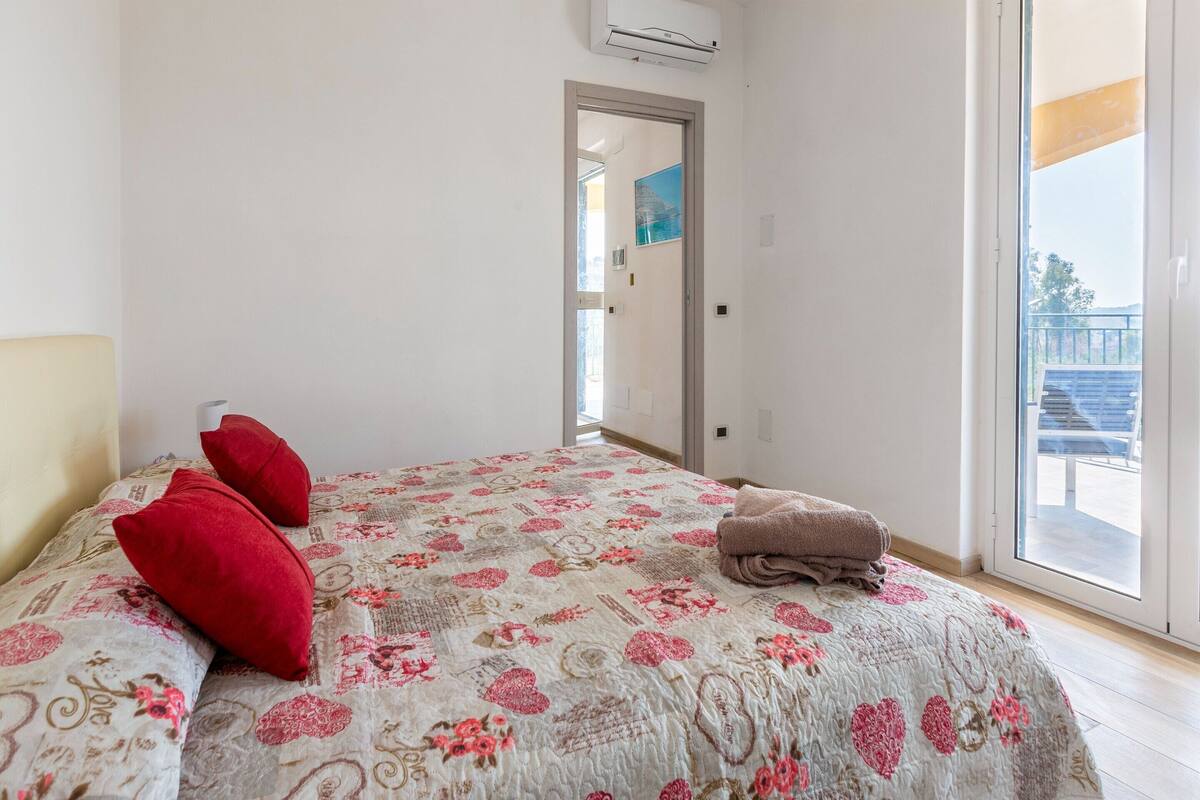 Deluxe Villa, 3 Bedrooms | 8 bedrooms, individually furnished, bed sheets