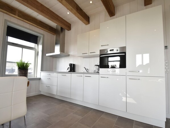 Maison classique, 4 chambres | Cuisine privée | Réfrigérateur, four à micro-ondes, lave-vaisselle, cafetière-théière