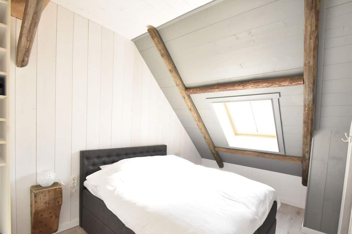 Classic Apartment, 1 Bedroom | 7 bedrooms, individually furnished, bed sheets