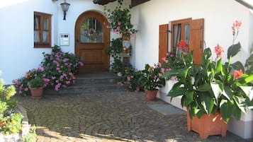 Classic Apartment, 2 Bedrooms | Reception