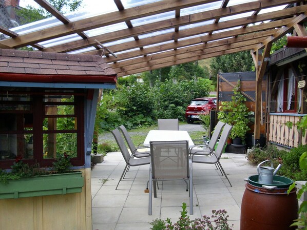 Outdoor dining - Beautiful Apartment in a Black Forest House With Conservatory (Bernau)