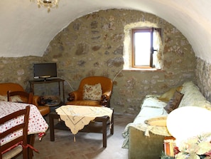 Casa conforto, 2 quartos | Área de estar