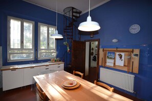 Fridge, microwave, dishwasher, coffee/tea maker