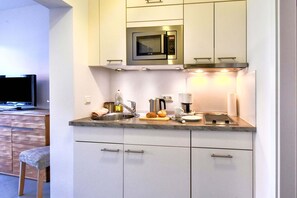 Comfort Apartment, 2 Bedrooms | Dapur peribadi | Peti sejuk, ketuhar gelombang mikro, ketuhar, pembancuh kopi/teh