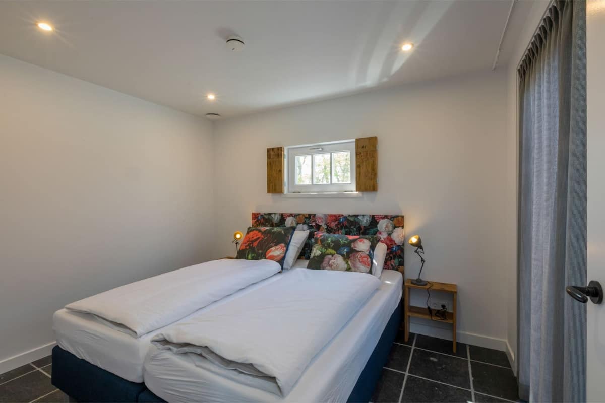 3 bedrooms, individually furnished, iron/ironing board, bed sheets