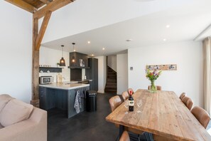 Deluxe House, 4 Bedrooms | Private kitchen | Fridge, microwave, oven, dishwasher