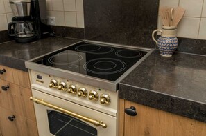 Classic House, 2 Bedrooms | Private kitchen