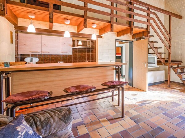 Jääkaappi, mikroaaltouuni, kahvin-/teenkeitin, vedenkeitin