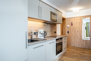 Chalet Confort, 4 habitaciones | Cocina privada | Refrigerador, horno, cafetera y tetera y tetera eléctrica 