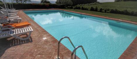 Inomhuspool och utomhuspool