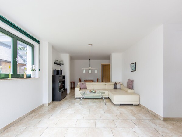 Classic Apartment, 1 Bedroom | Living room