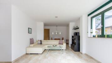Apartament clàssic, 1 dormitori | Sala d'estar | Llar de foc