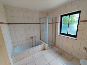 Deluxe House, 3 Bedrooms | Bathroom | Bathtub - Spacious Semi-detached House With Wood Stove Located Directly on the Rennsteig (Eisfeld)
