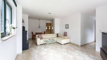 Comfort House, Multiple Bedrooms | Living room | Fireplace
