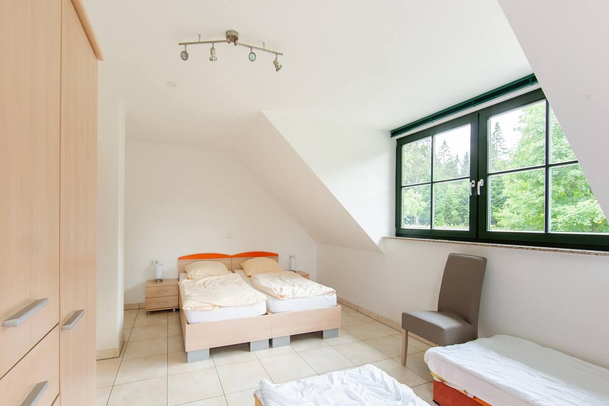 20 bedrooms, individually furnished, bed sheets