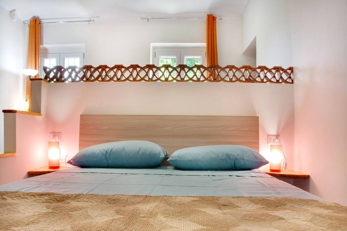 6 bedrooms, individually furnished, bed sheets