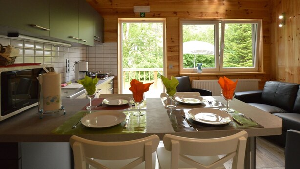 Classic-chalet, 2 makuuhuonetta | Yksityinen keittiö | Kahvin-/teenkeitin, jääkaappi, mikroaaltouuni, leivänpaahdin