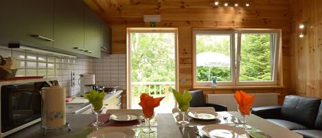 Chalet Classique, 2 chambres | Cuisine privée | Réfrigérateur, micro-ondes, cafetière/bouilloire, grille-pain