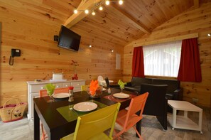 Comfort Chalet, 1 Bedroom | Dining