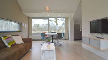 Classic House, 2 Bedrooms | Dining