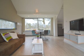 Classic House, 2 Bedrooms | Dining
