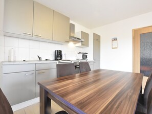 Casa Elite, 2 habitaciones | Cocina privada | Frigorífico, microondas, horno y lavavajillas