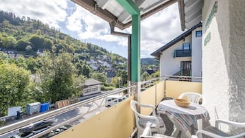 Căn hộ tiện nghi đơn giản, 3 phòng ngủ | Ban công