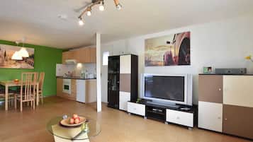 Apartamento clássico, 2 quartos | Sala de estar