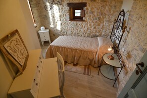 2 Schlafzimmer, individuell eingerichtet, Bettwäsche