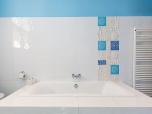 Classic Apartment, 4 Bedrooms | Bathroom | Bathtub