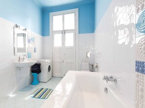 Appartement Classique, 4 chambres | Salle de bain | Baignoire