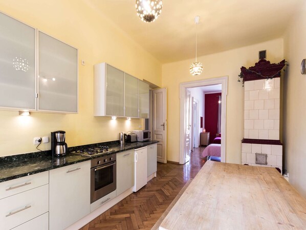 Apartamento clássico, 4 quartos | Cozinha privada | Micro-ondas, fogão, cadeirão de bebê