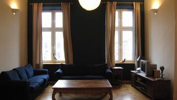 Classic Apartment, 4 Bedrooms | Living room | DVD player