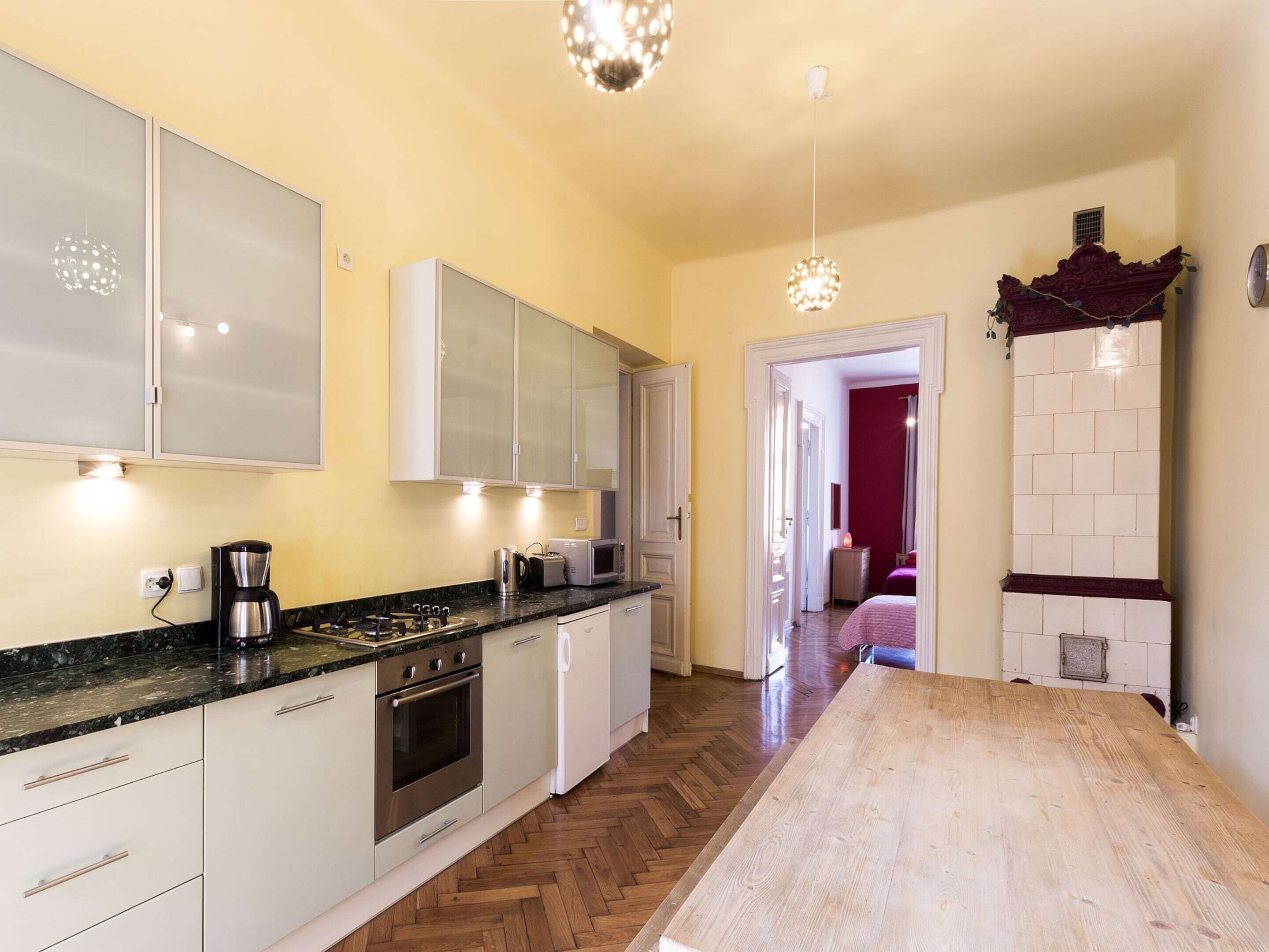 Microwave, oven, dan kursi makan untuk bayi