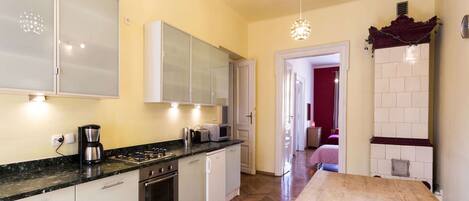 Microwave, oven, dan kursi makan untuk bayi