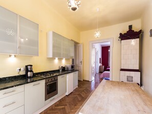 Micro-ondas, fogão, cadeirão de bebê