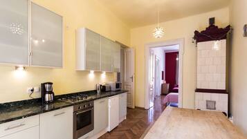 Departamento clásico, 4 habitaciones | Cocina privada | Microondas, horno y periquera