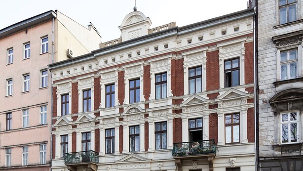 A historic building with a symmetrical facade, large windows, and ornate detailing. - Airy and Sunny Apartment in the Centre of Krakow (Kraków)