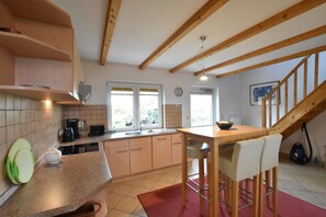 Classic Apartment, 2 Bedrooms | Private kitchen | Fridge, oven, dishwasher, coffee/tea maker - Lovely Apartment in Stellshagen With Garden (Damshagen)