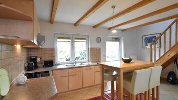 Fridge, oven, dishwasher, coffee/tea maker