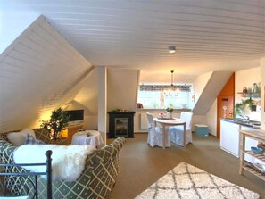 Classic Apartment, 3 Bedrooms | Living room | Fireplace, DVD player - Charming Apartment in Weissenbrunn Near Forest (Weissenbrunn)