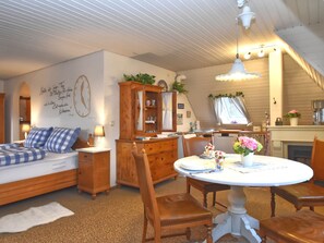 Deluxe Apartment, 2 Bedrooms | Private kitchen | Fridge, microwave, oven, dishwasher - Charming Apartment in Weissenbrunn Near Forest (Weissenbrunn)