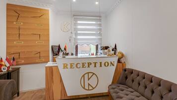 Căn hộ phong cách cổ điển, 2 phòng ngủ | Quầy tiếp tân